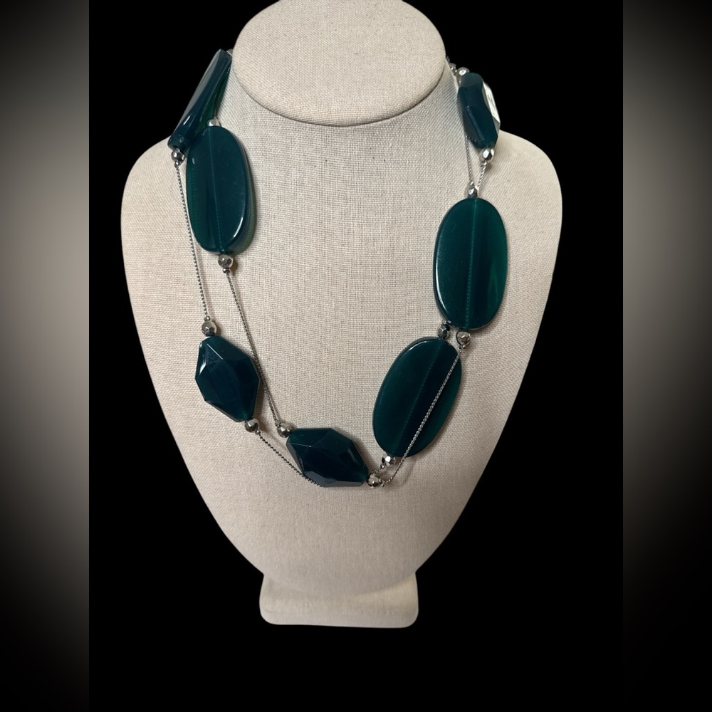Silver tone Green Acrylic Oval and Geometric Beads Station Necklace. (E-B)